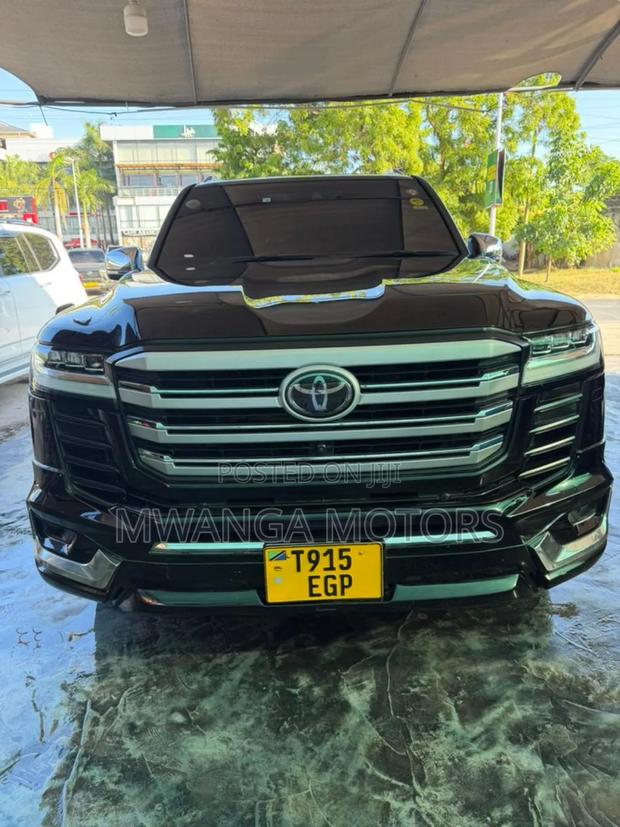 Toyota Land Cruiser LC300 2023 Black