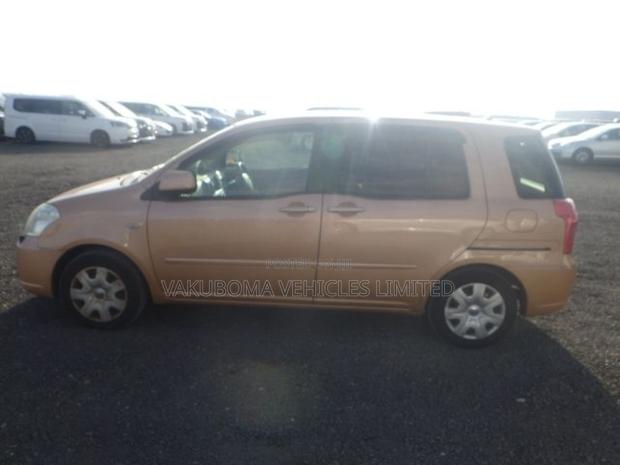 Toyota Raum 2008 Orange