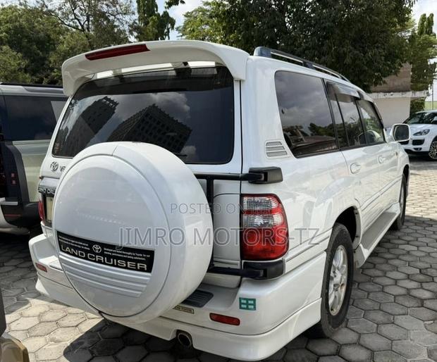 Toyota Land Cruiser 2004 White