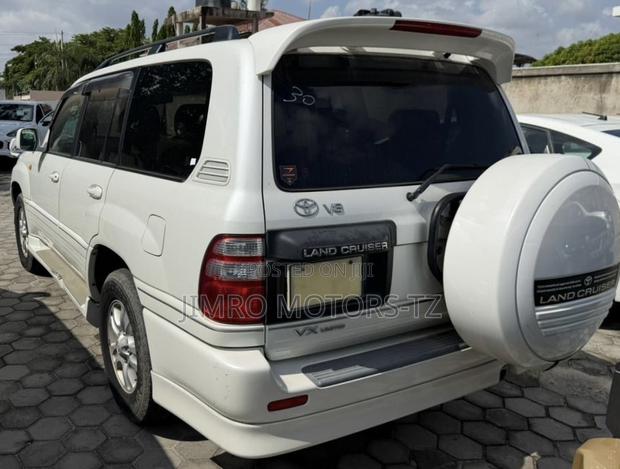 Toyota Land Cruiser 2004 White