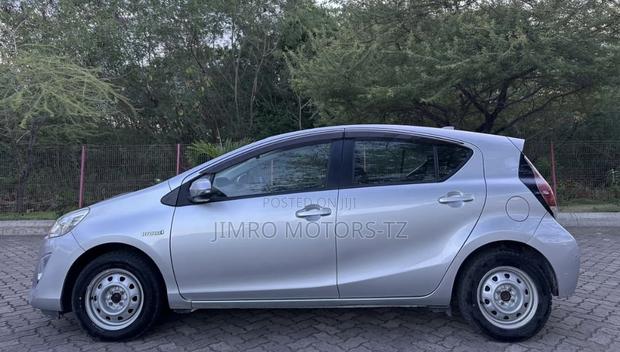 Toyota Aqua 2011 Silver