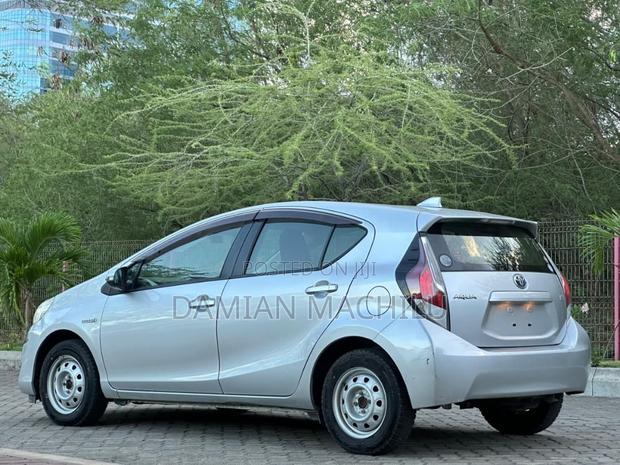 Toyota Aqua 2011 Silver
