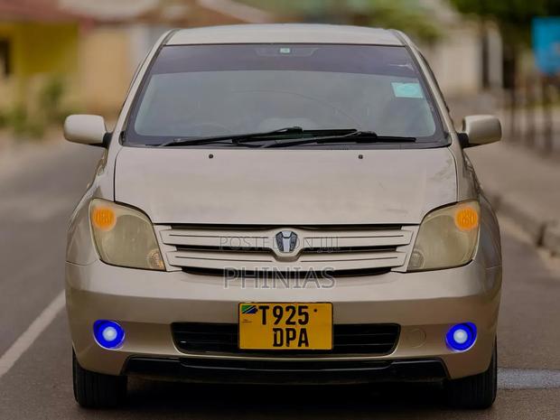 Toyota IST 2005 Gold