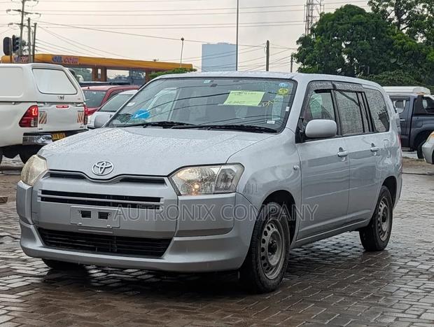 Toyota Succeed SV Premium 2014 Silver
