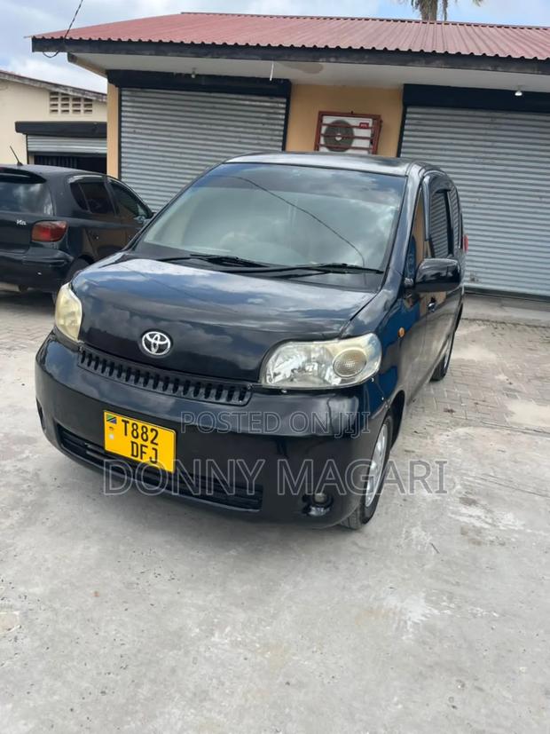 Toyota Porte 2005 Black