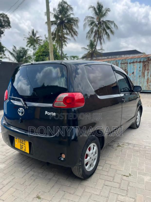 Toyota Porte 2005 Black