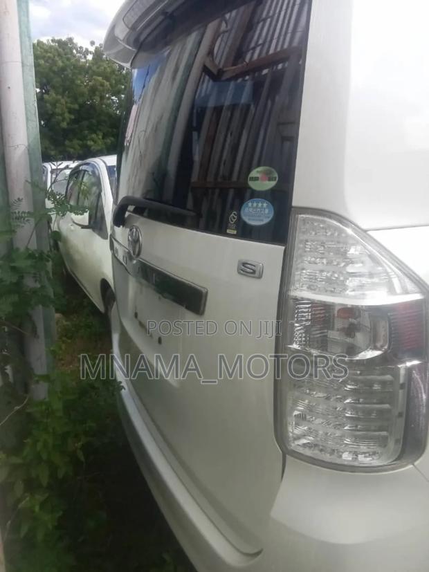Toyota Noah 2.0 143hp AWD (8 Seater) 2008 White