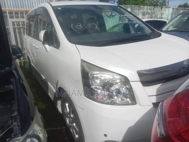 Toyota Noah 2.0 143hp AWD (8 Seater) 2008 White