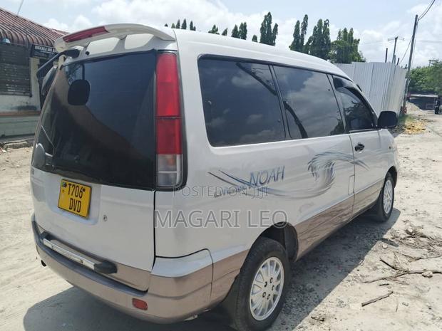 Toyota Noah 2003 Pearl