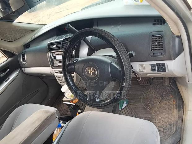 Toyota Porte 1.3 FWD 2004 Beige