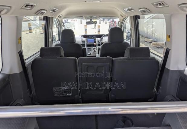 Toyota Noah 2.0 143hp FWD (7 Seater) 2008 Silver