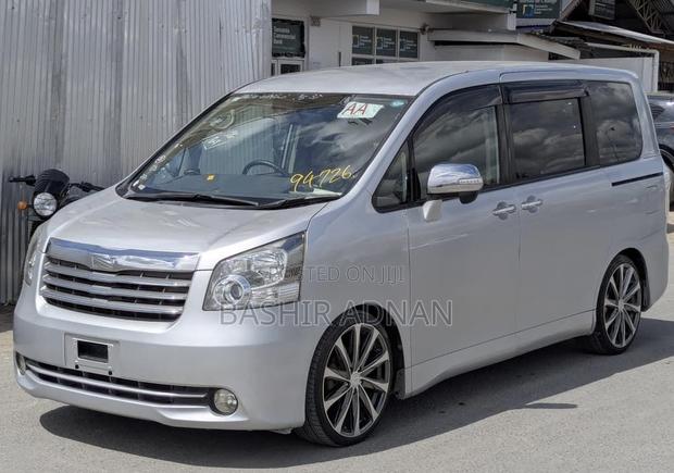 Toyota Noah 2.0 143hp FWD (7 Seater) 2008 Silver