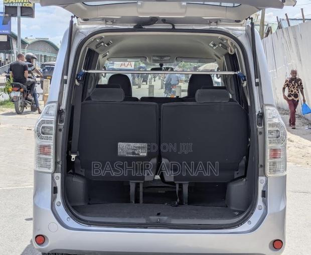 Toyota Noah 2.0 143hp FWD (7 Seater) 2008 Silver