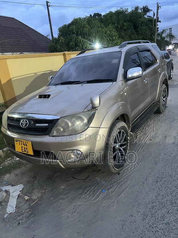 Toyota Fortuner 2010 Beige
