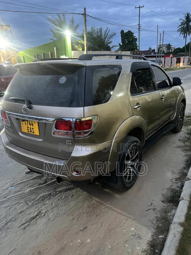 Toyota Fortuner 2010 Beige