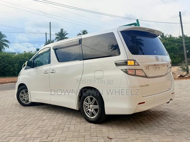 Toyota Vellfire 2010 White