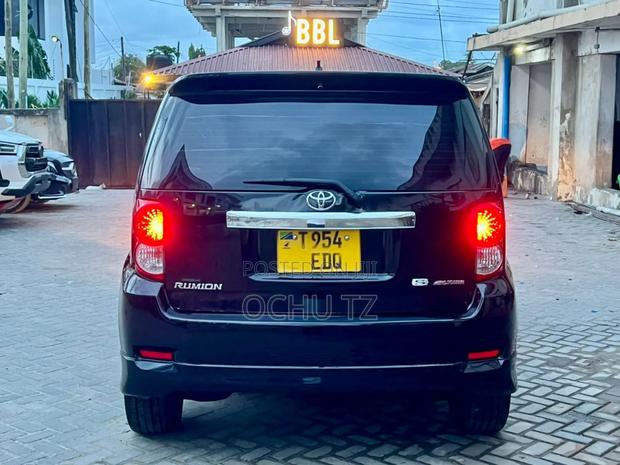 Toyota Corolla Rumion Hatchback 1.8 AWD 2010 Black