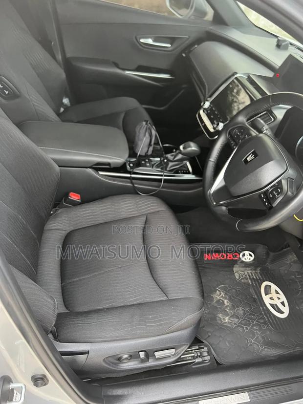 Toyota Crown 2018 Silver