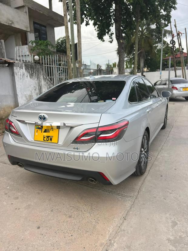 Toyota Crown 2018 Silver