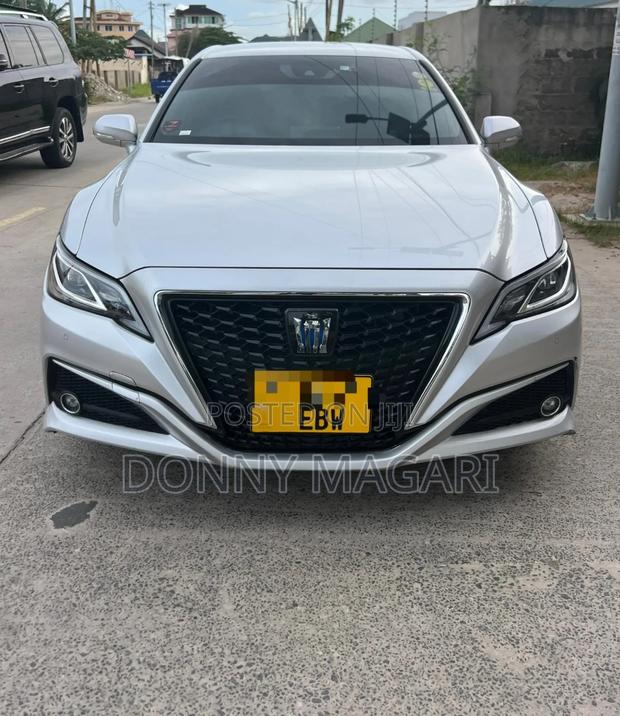 Toyota Crown 2018 Silver