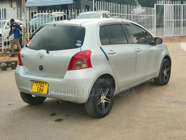 Toyota Vitz 2004 Silver