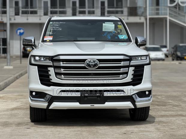 Toyota Land Cruiser LC300 2023 White