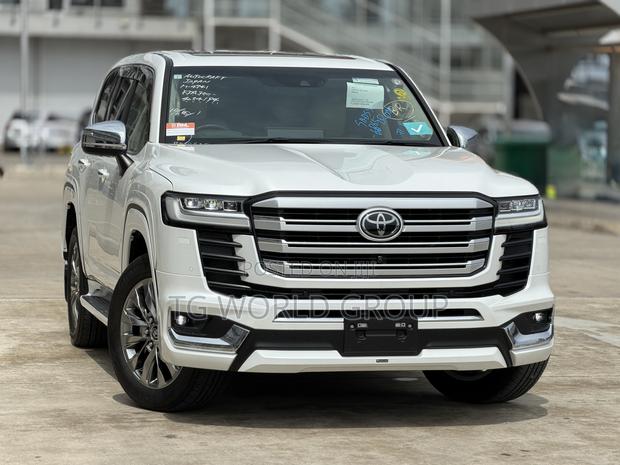 Toyota Land Cruiser LC300 2023 White