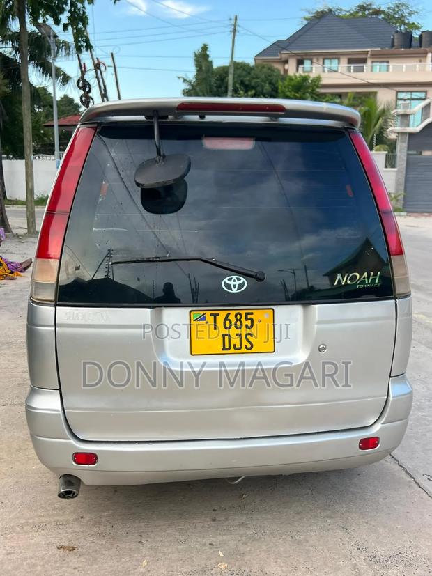 Toyota Noah 2.0 AWD (8 Seater) 2004 Silver