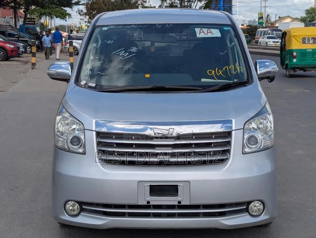 Toyota Noah 2009 Silver