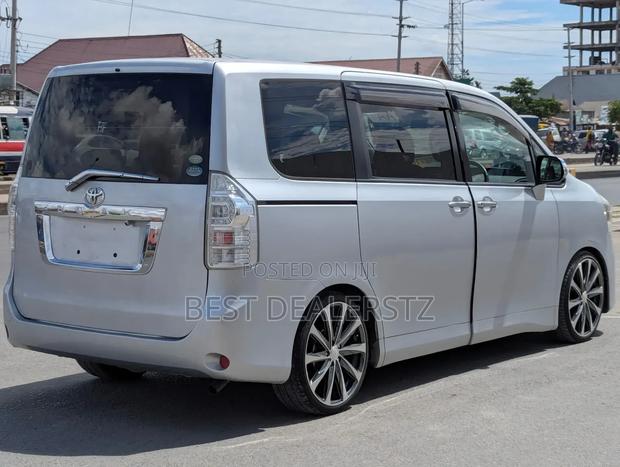 Toyota Noah 2009 Silver