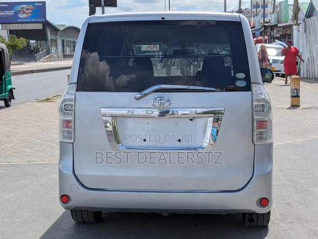 Toyota Noah 2009 Silver