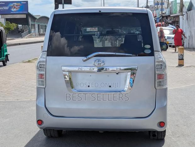 Toyota Noah 2009 Silver