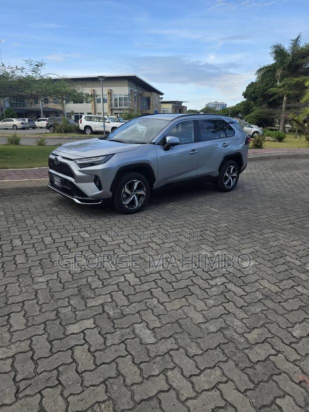 Toyota RAV4 Plug-In Hybrid XSE AWD 2025 Silver