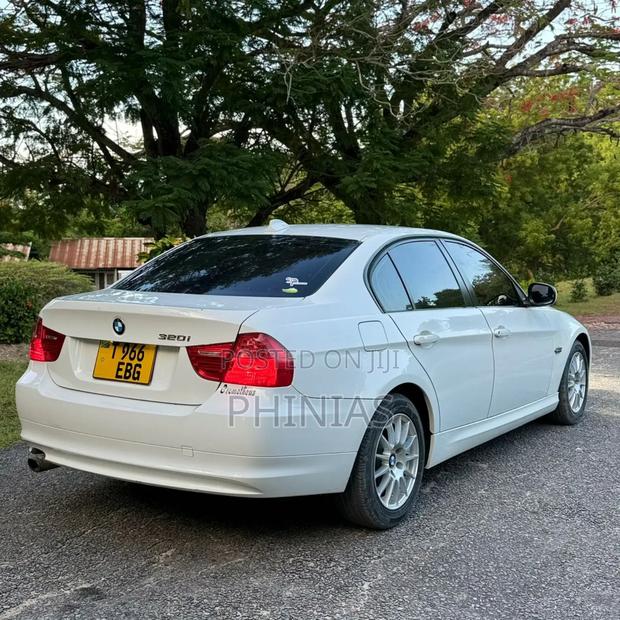 BMW 3 Series 2011 White
