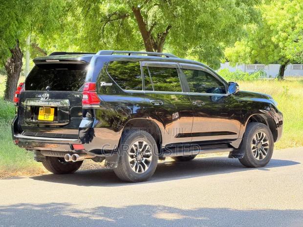 Toyota Land Cruiser Prado 2.8 2023 Black