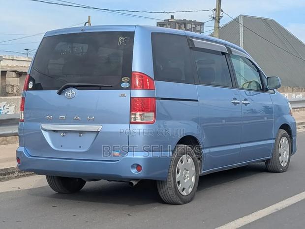 Toyota Noah 2.0 AWD (8 Seater) 2006 Blue