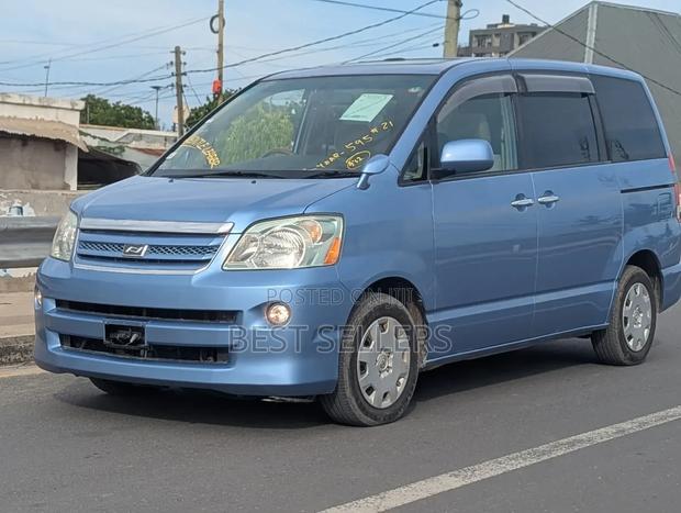 Toyota Noah 2.0 AWD (8 Seater) 2006 Blue
