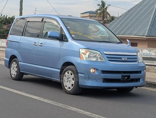 Toyota Noah 2.0 AWD (8 Seater) 2006 Blue