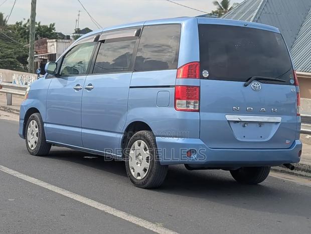 Toyota Noah 2.0 AWD (8 Seater) 2006 Blue