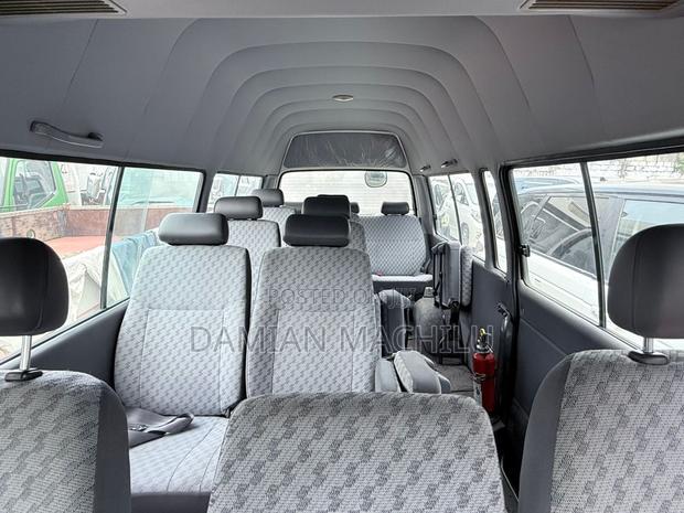 Toyota HiAce Siyaya 2004 White