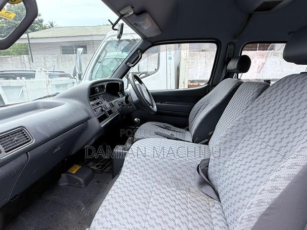 Toyota HiAce Siyaya 2004 White