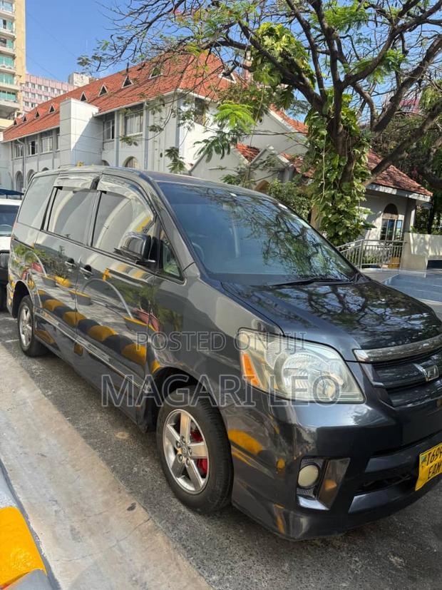 Toyota Noah 2005 Black