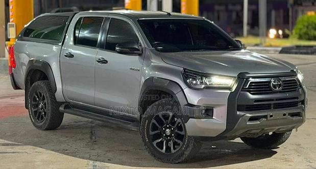 Toyota Hilux 2021 Blue