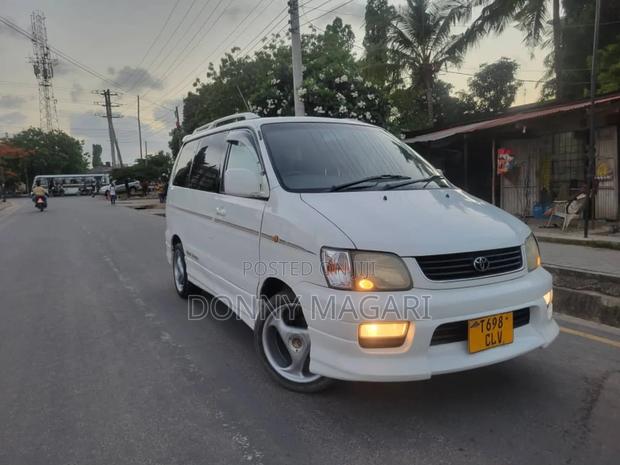 Toyota Noah 2.0 AWD (8 Seater) 2001 White