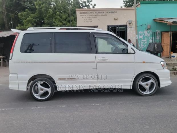Toyota Noah 2.0 AWD (8 Seater) 2001 White