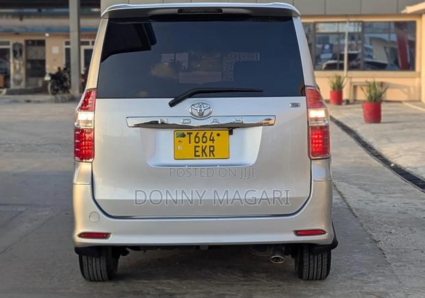 Toyota Noah 2.0 143hp AWD (8 Seater) 2008 Silver