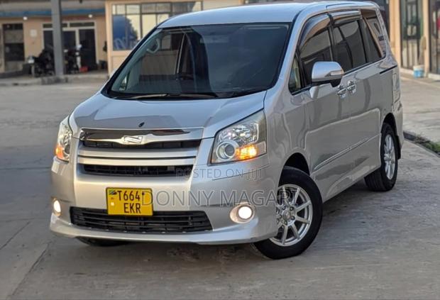 Toyota Noah 2.0 143hp AWD (8 Seater) 2008 Silver
