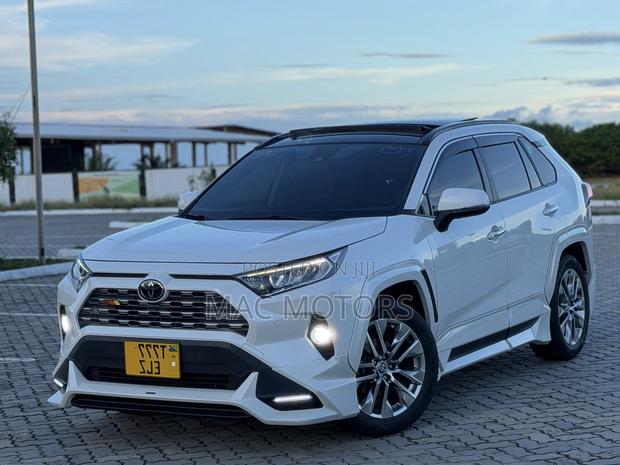 Toyota RAV4 2021 White
