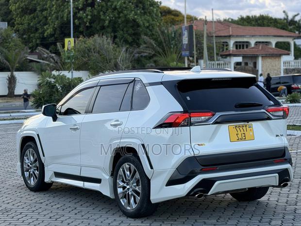 Toyota RAV4 2021 White