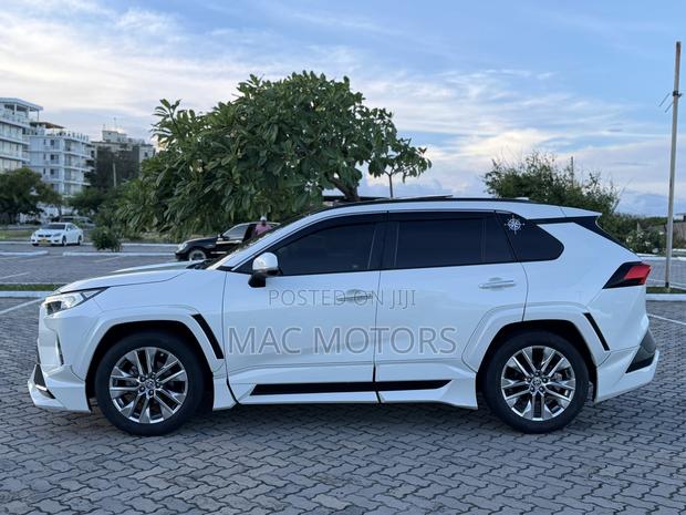 Toyota RAV4 2021 White